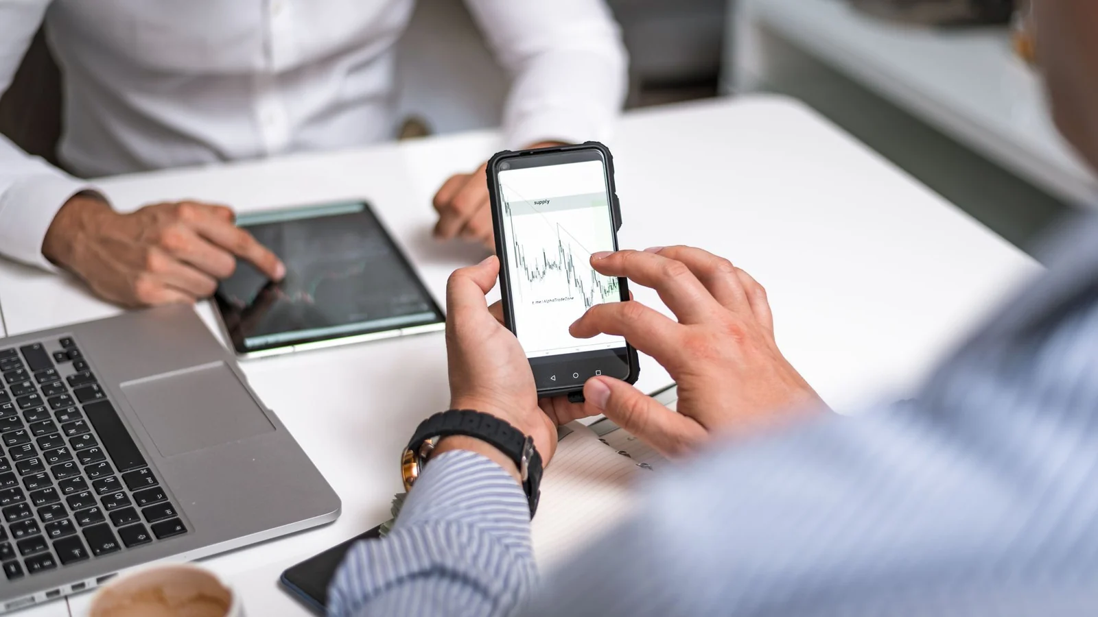 Binomo app on mobile with trading workspace